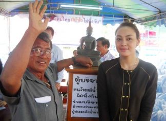 Former Najomtien Mayor Srinuan Maakme and actress Tak Bongkot help residents collect supplies for flood stricken residents in Ayutthaya.